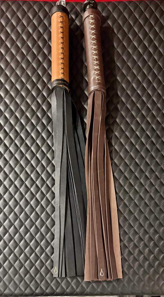 Martinet artisanal en cuir noir — Larmes de Velours